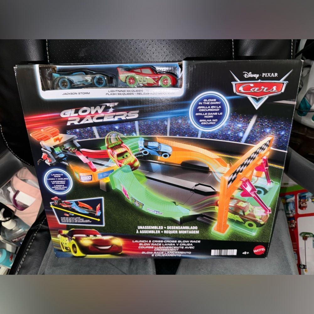 DISNEY CARS GLOW RACERS LAUNCH & CRISS CROSS GLOW RACE SET GLOWS IN THE DARK NEW